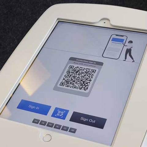 کد QR چیست؟ کاربردهای متنوع آن و نقش پرشین کیوآر در یادبود دیجیتال و کسب‌وکارها
